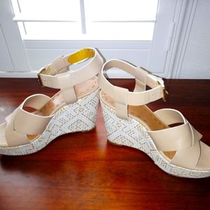 Size 7 Tahari platform 4 inch heels sandals
